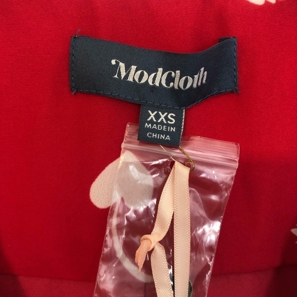 ModCloth Unrivaled Enjoyment Sleeveless Top Cherry Heart - Picture 5 of 6